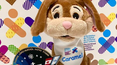 La mascotte de l'hôpital de Montréal pour enfants, Caramel.