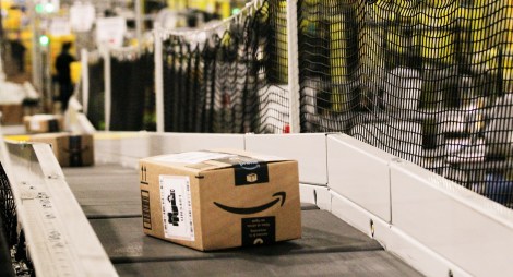 Un paquet monte un convoyeur chez Amazon