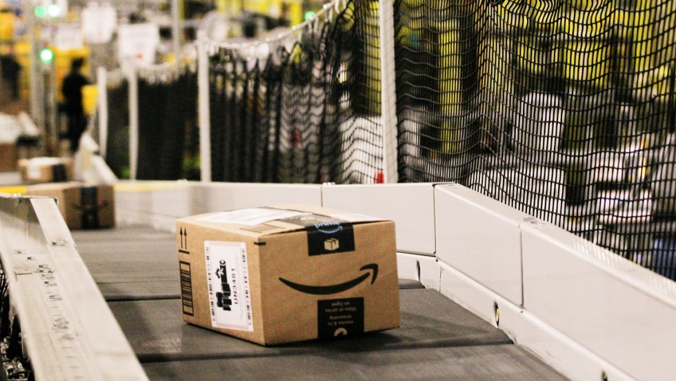 Un paquet monte un convoyeur chez Amazon