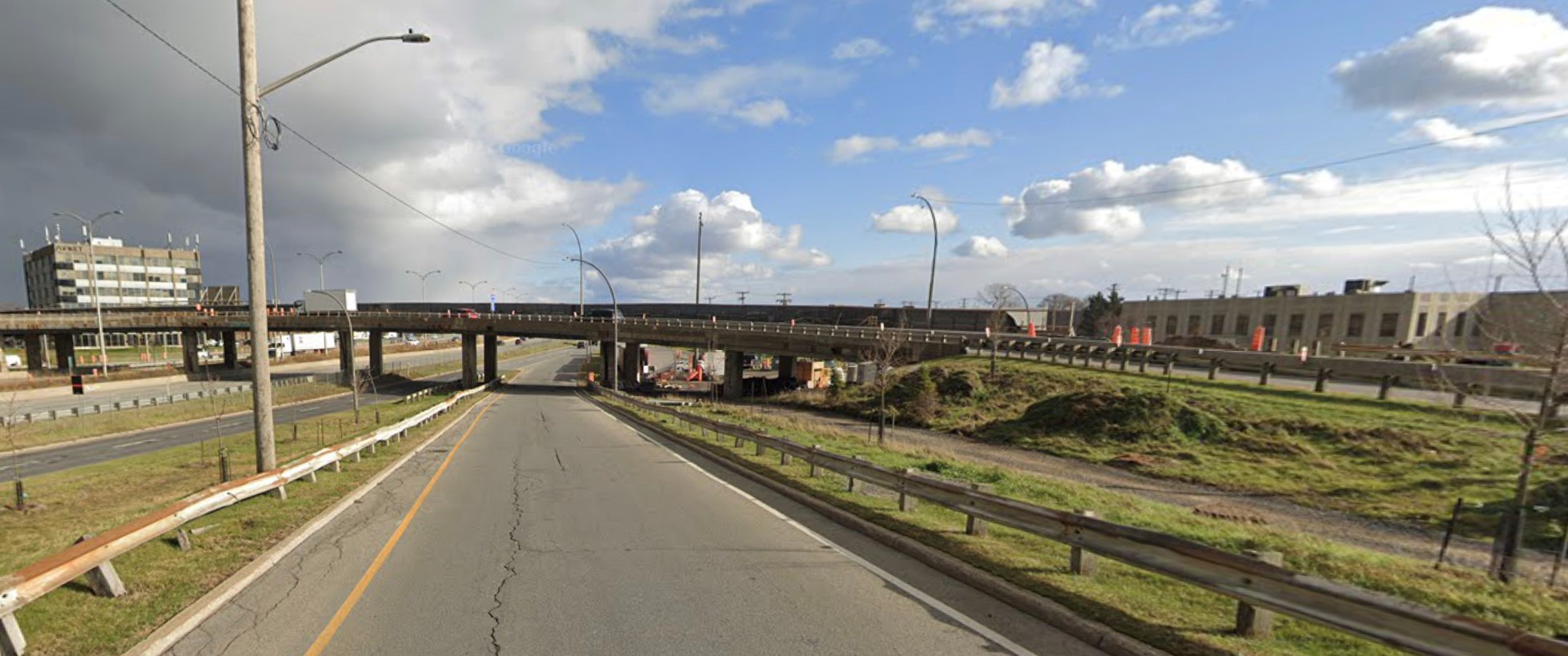 Un des deux ponts d'étagement du boulevard de la Côte-Vertu