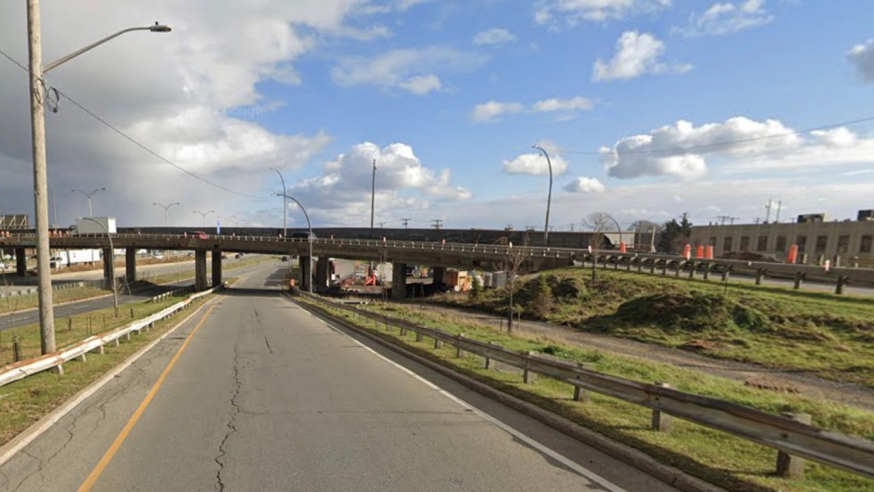 Un des deux ponts d'étagement du boulevard de la Côte-Vertu