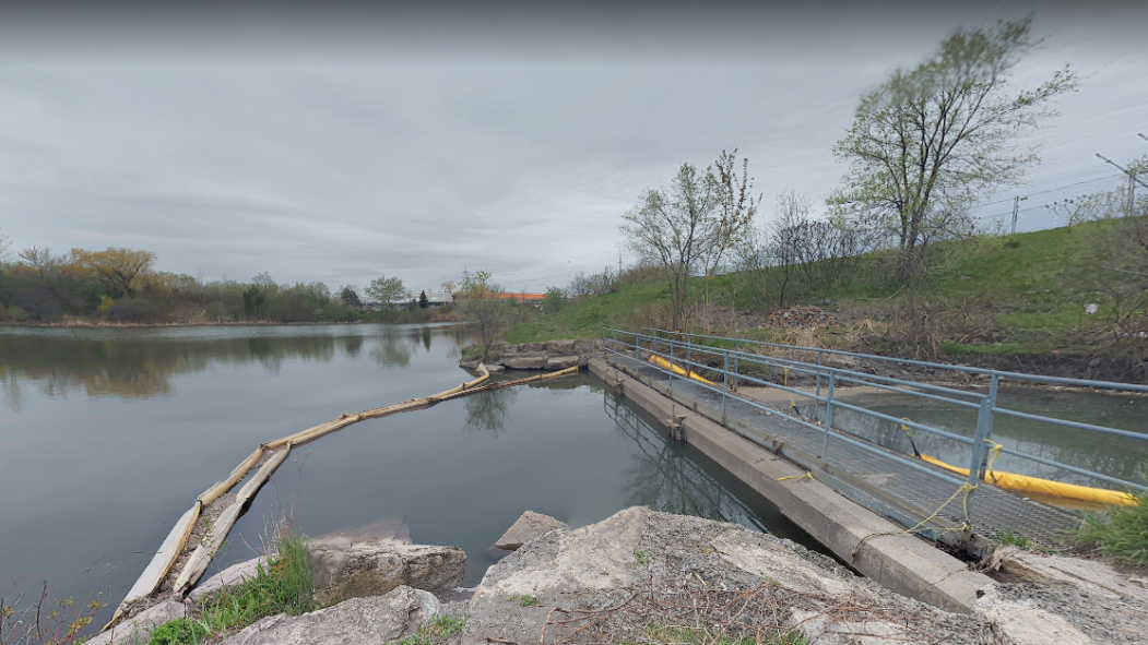 Des équipes ont été dépéchées sur place pour pomper les hydrocarbures déversés. Sans cela, ils auraient pu remonter jusqu'à Rivière-des-Prairies selon le maire de l'arrondissement Luis Miranda.