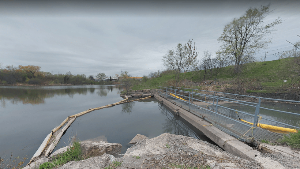 Des équipes ont été dépéchées sur place pour pomper les hydrocarbures déversés. Sans cela, ils auraient pu remonter jusqu'à Rivière-des-Prairies selon le maire de l'arrondissement Luis Miranda.