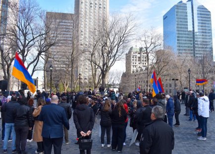 Des personnes participent au 107e anniversaire du génocide arménien, à la Place du Canada