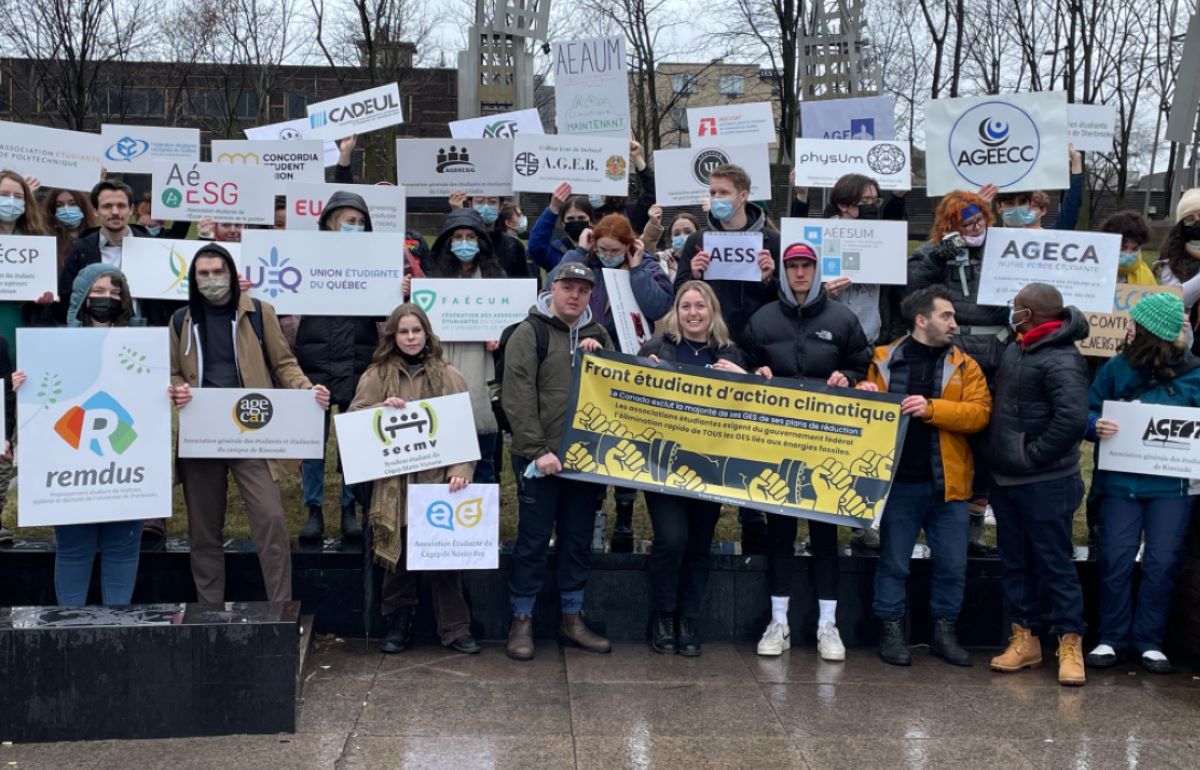 Les étudiants étaient une vingtaine ce vendredi 8 avril su la place Émile Gamelin