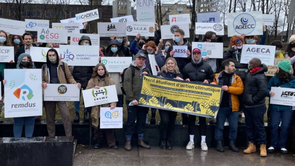 Les étudiants étaient une vingtaine ce vendredi 8 avril su la place Émile Gamelin