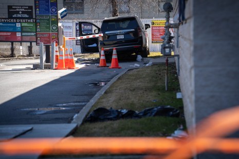 Des cordons de police délimite la scène de crime d'une fusillade survenue à Saint-Léonard dans un contexte de hausse des meurtres et autres crimes contre la personne à Montréal.