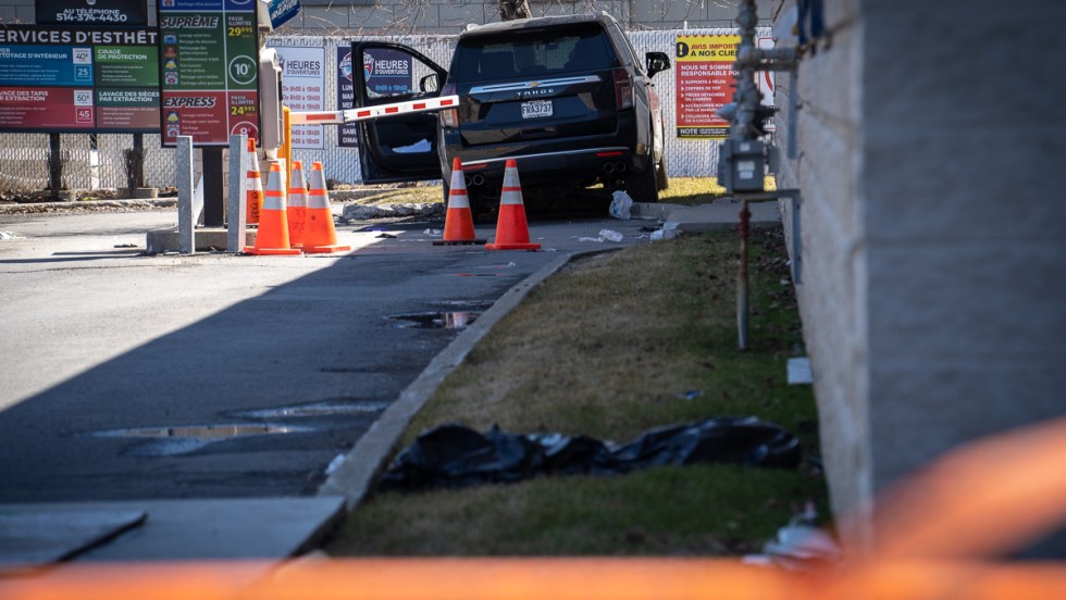 Des cordons de police délimite la scène de crime d'une fusillade survenue à Saint-Léonard dans un contexte de hausse des meurtres et autres crimes contre la personne à Montréal.