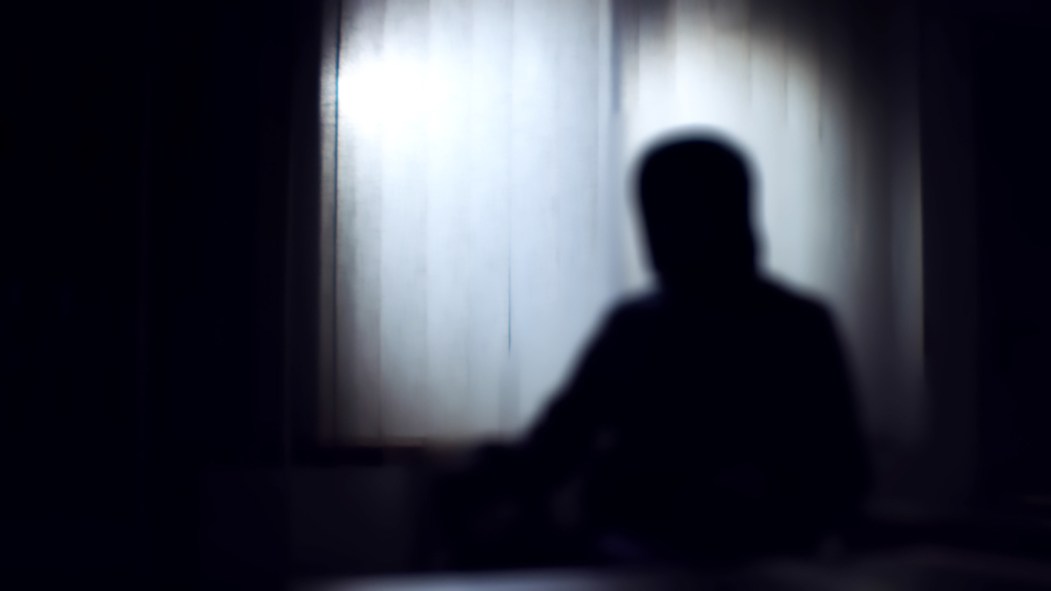 Silhouette d'un individu symbolisant l'anonymat dans un dossier d'agression sexuelle.