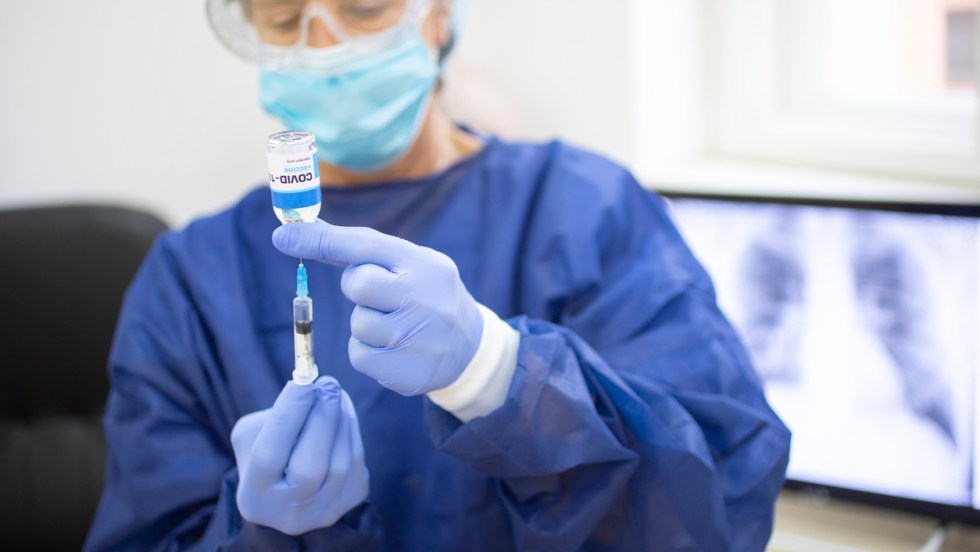 Une infirmière vérifie une fiole de vaccin contre la covid-19