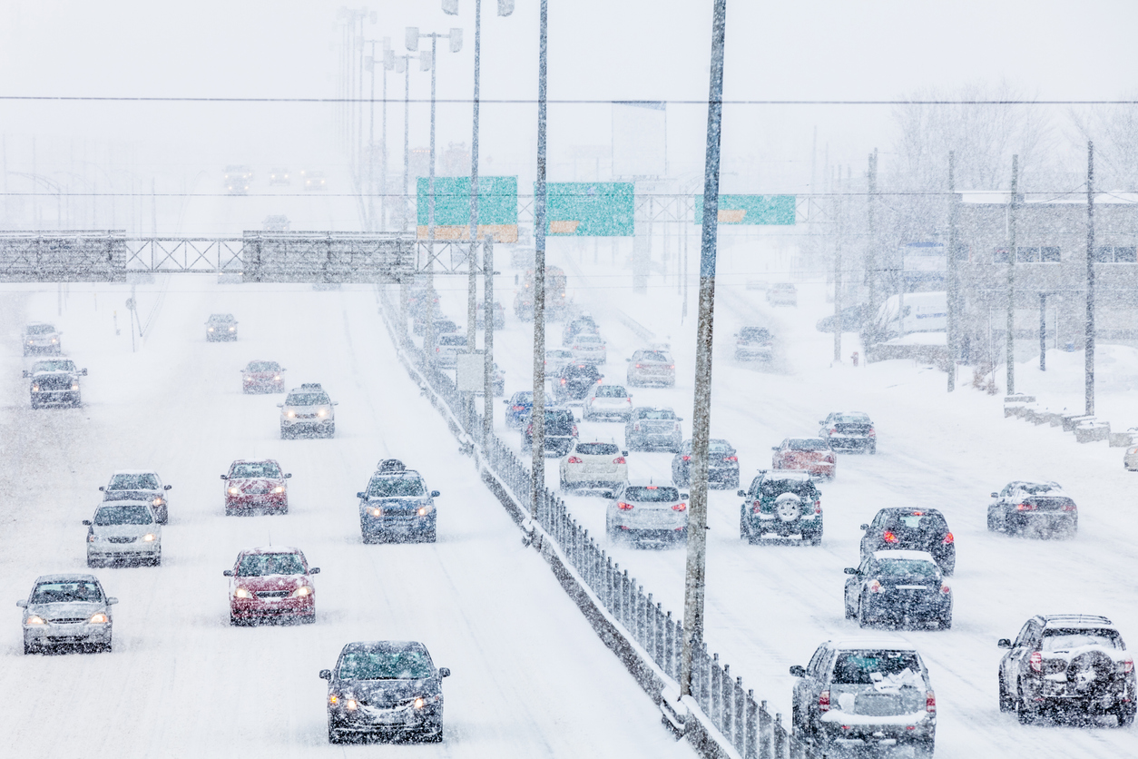 De la neige tombe sur l'autoroute à Montréal.