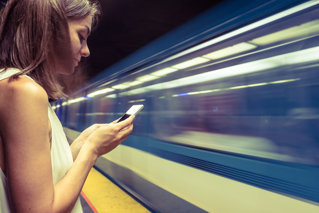 une femme attend dans le métro de Montréal du service de la STM