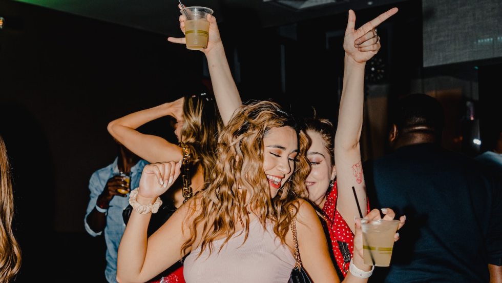 Des jeunes adultes qui dansent dans un bar.