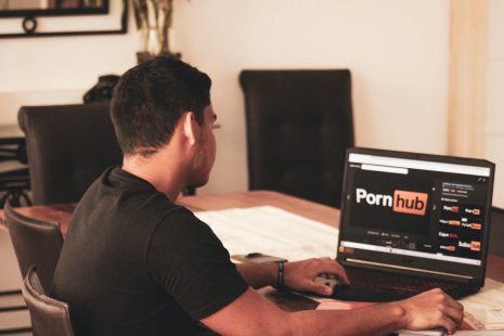 Homme devant Pornhub
