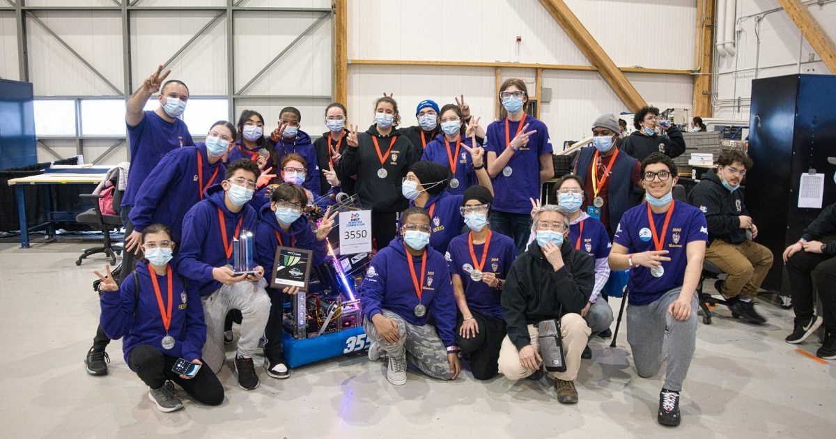 L’équipe de robotique de l’école CavelierDe LaSalle décorée d’argent