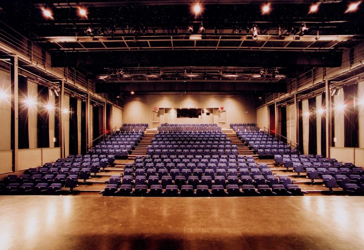 Le Centre des arts de la scène Pauline-Julien accueille annuellement plus de 31 000 spectateurs, dont 75 % proviennent du territoire de la Ville.