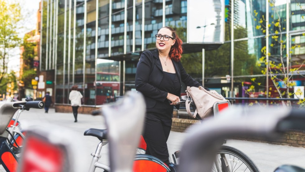 Une femme fait du vélo dans le centre-ville.