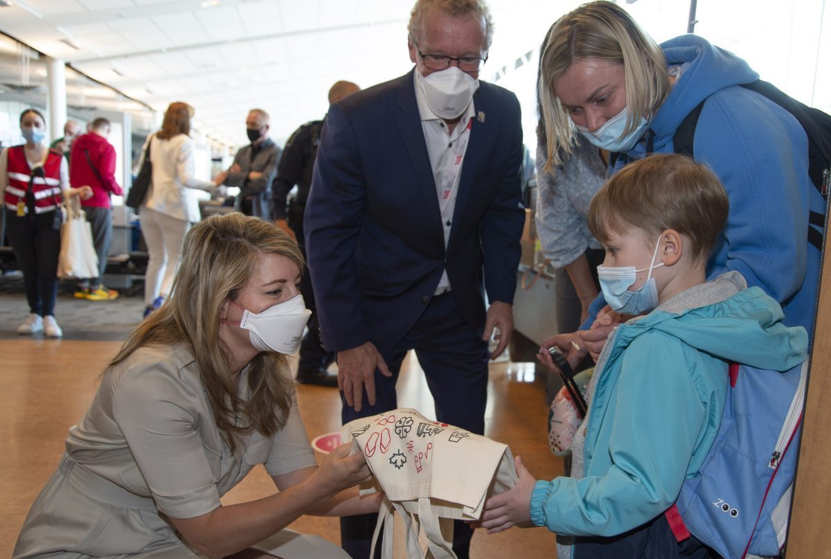 M&eacute;lanie Joly, ministre canadienne des Affaires &eacute;trang&egrave;res, et Jean Boulet, ministre qu&eacute;b&eacute;cois de l'Immigration, de la Francisation et de l'Int&eacute;gration, ont souhait&eacute; la bienvenue aux r&eacute;fugi&eacute;s ukrainiens.