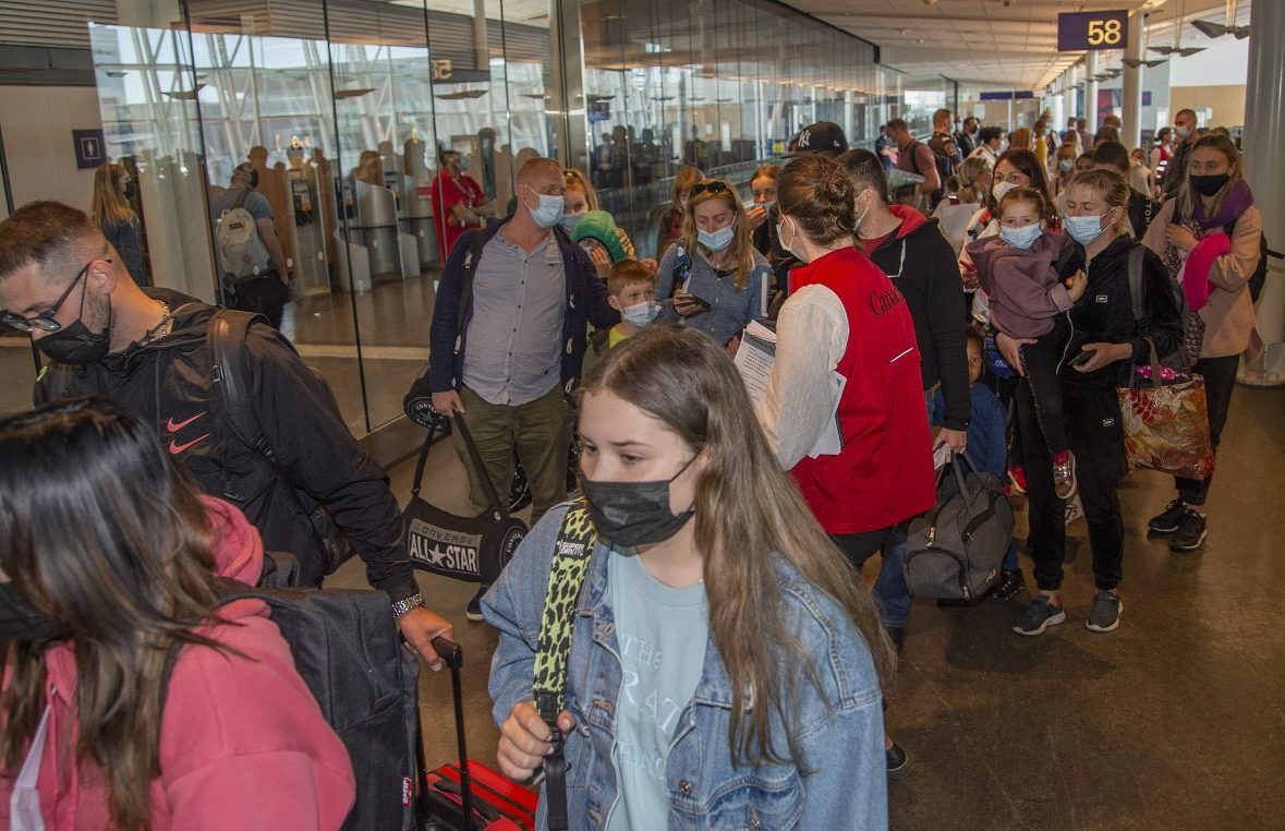 Les réfugiés du vol nolisé 3L571 en provenance de Varsovie, Pologne.