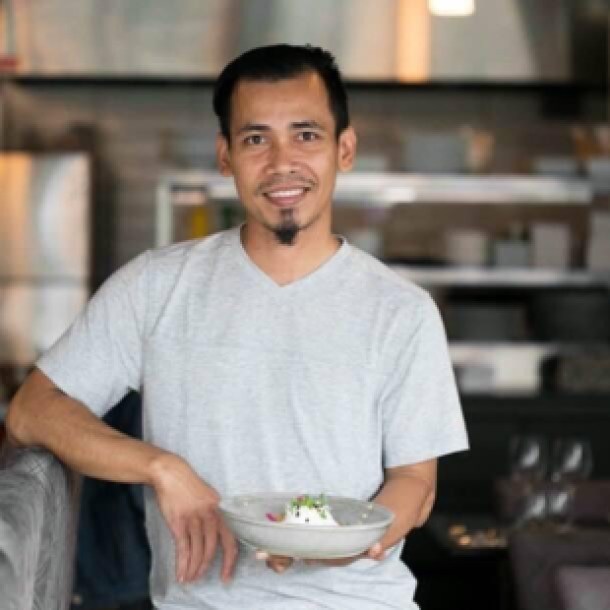 Le chef Singgih Trisno, ex-propriétaire du restaurant Mia Tapas Indonésiens, ayant fermé ses portes en 2020. Il tient un plat dans une cuisine.