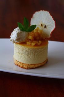 Un dessert au durian dans une assiette ; g&acirc;teau au fromage (mascarpone)-durian,brunoise de pomme caram&eacute;lis&eacute;,chip de pomme,et sabl&eacute; du beurre, du chef Singgih Trisno.
