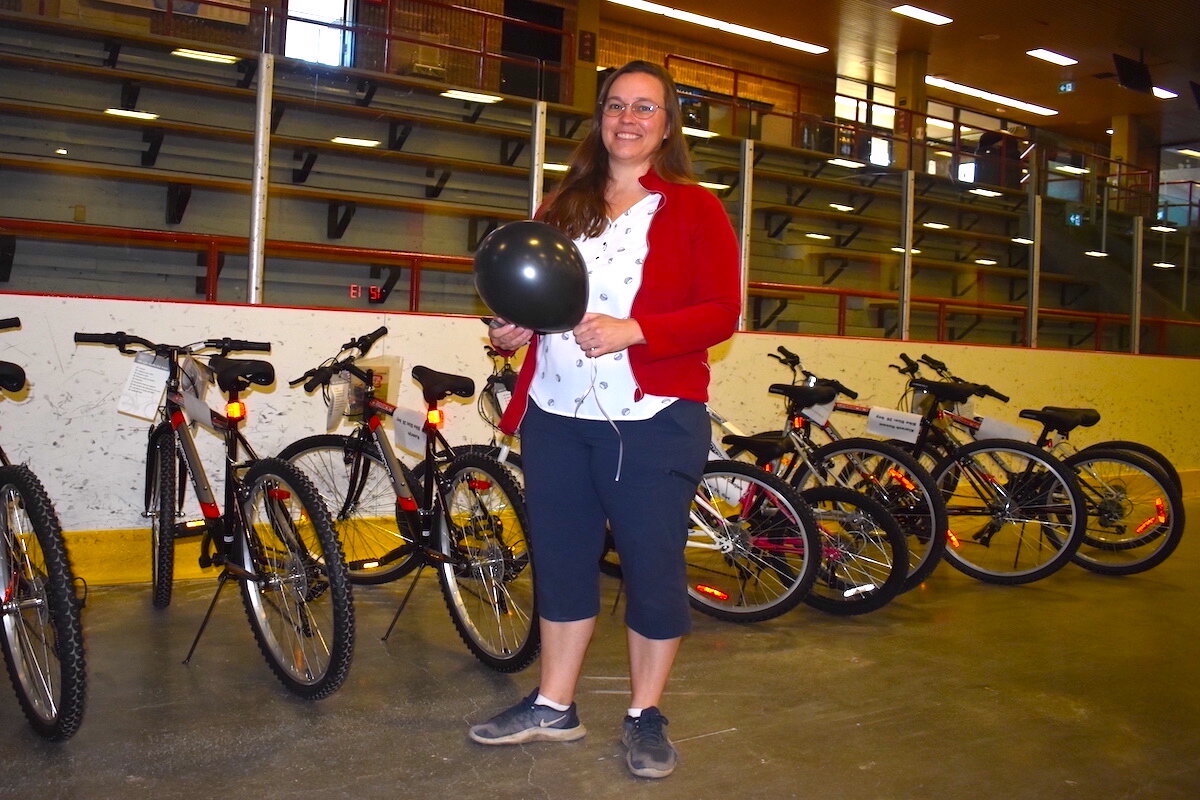 Ann St Arnaud devant des vélos