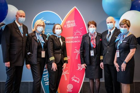 L&rsquo;&eacute;quipage du tout premier vol TS240 reliant Montr&eacute;al &agrave; Los Angeles.