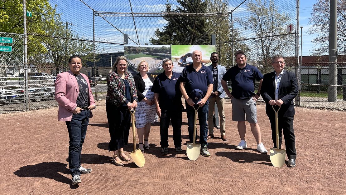 Pelletée de terre avec les élus