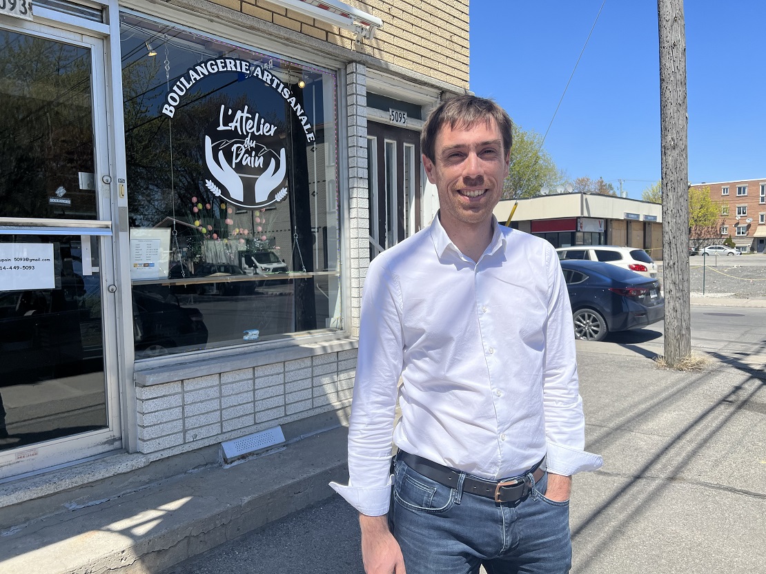 Jean-François Gosselin devant la vitrie de l'Atelier du pain.