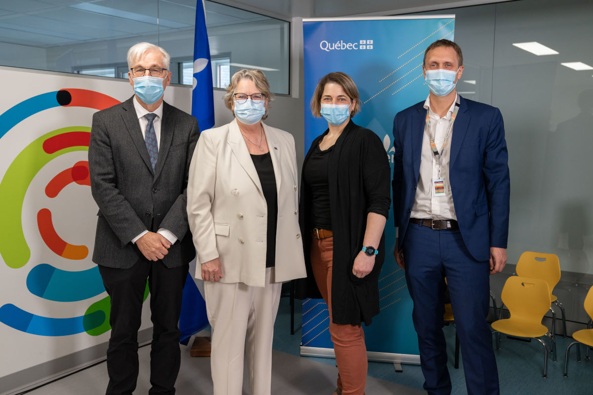 Le Dr Mario Talajic, la ministre Chantal Rouleau, la Dre Pascale Breault et M. Jean-François Fortin