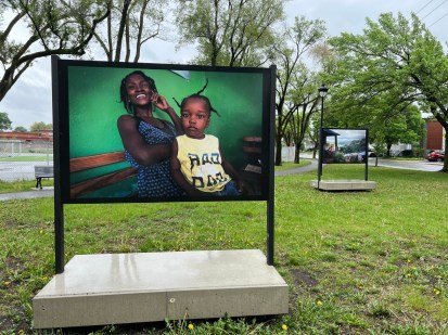 Photo d'une femme et d'un enfant dans le parc Louis-Querbes