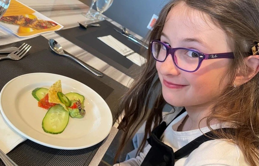 La scorpion, entier, trône dans l'assiette d'Angélique Turgeon, 9 ans.