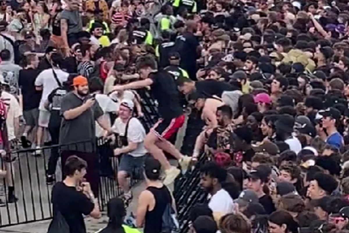 Des festivaliers ont enjambé les clôtures de contrôle de foule.