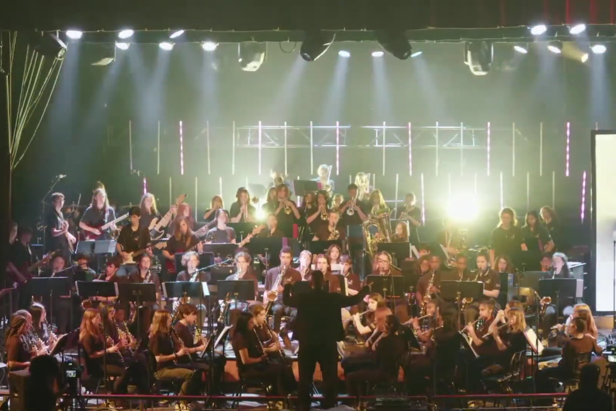 Les étudiants de l’école secondaire Dorval-Jean-XXIII livrant un spectacle.