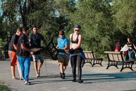 L&rsquo;&eacute;quipe de Nathalie Lasselin transportant un banc de parc fra&icirc;chement rep&ecirc;ch&eacute;.