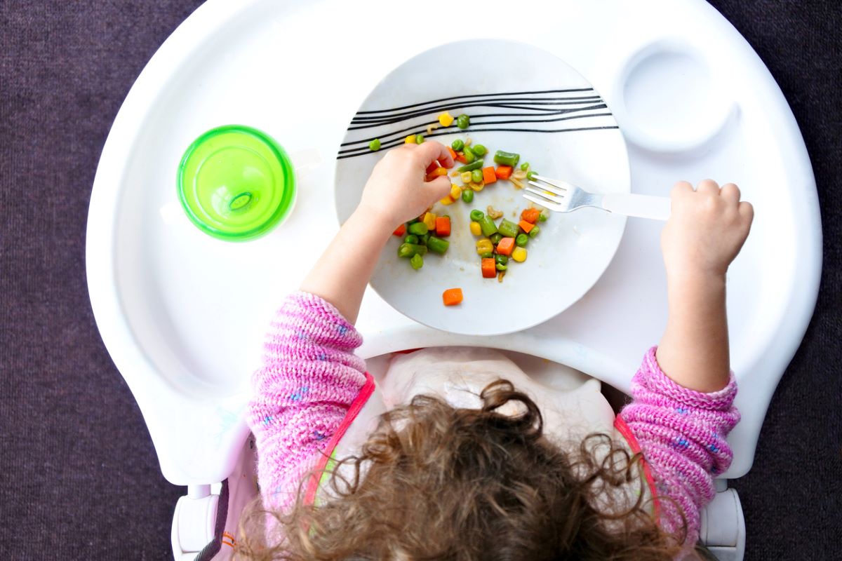 Un enfant qui mange des légumes