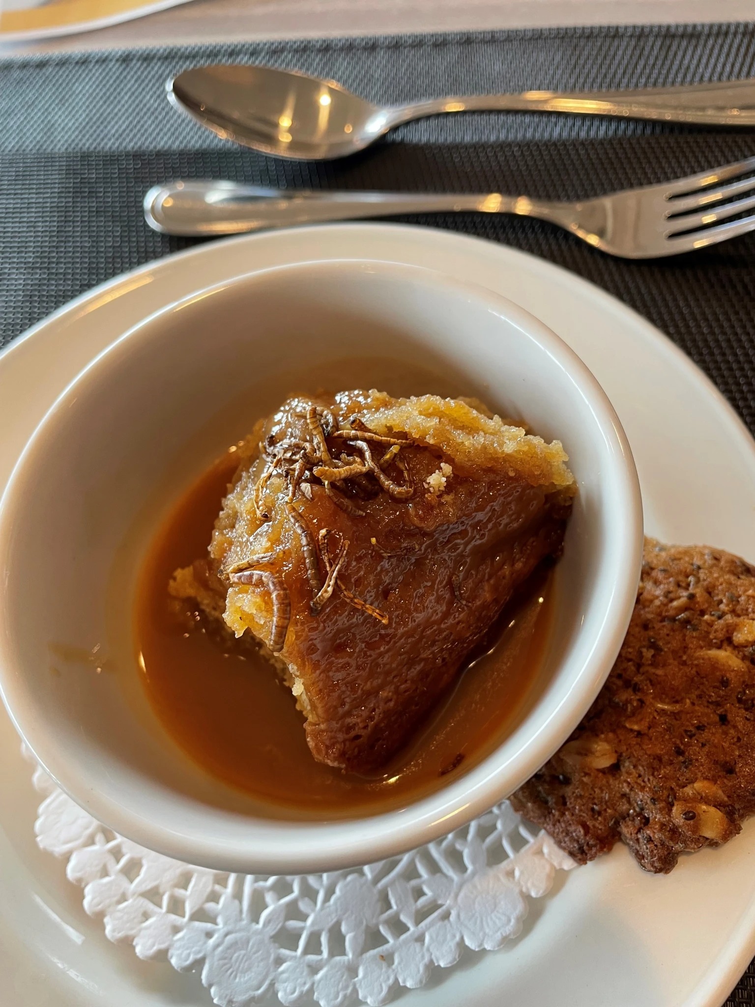 Et le dessert, pouding chômeur aux vers de farine, sirop d’érable