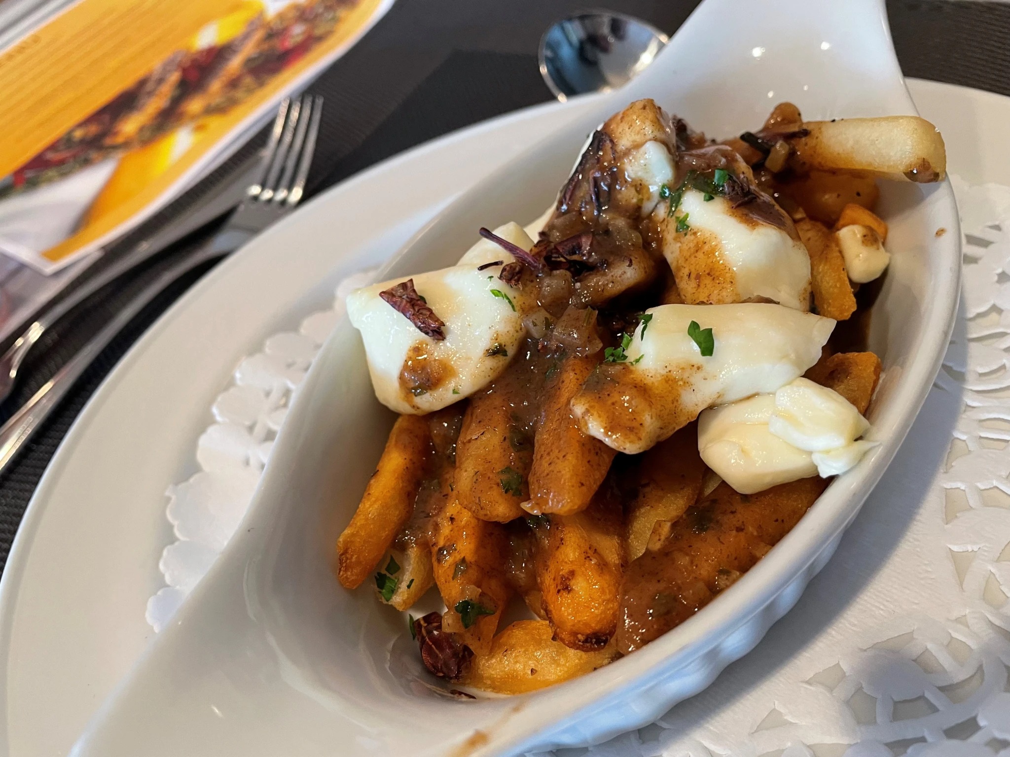 Poutine aux sauterelles, sauce aux grillons, fromages en grains