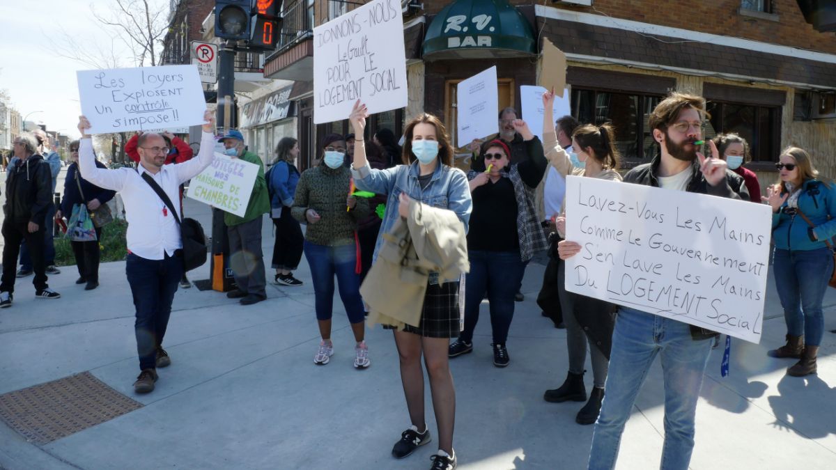 Manifestation devant une maison de chambres à Ville-Émard le 6 mai 2022.