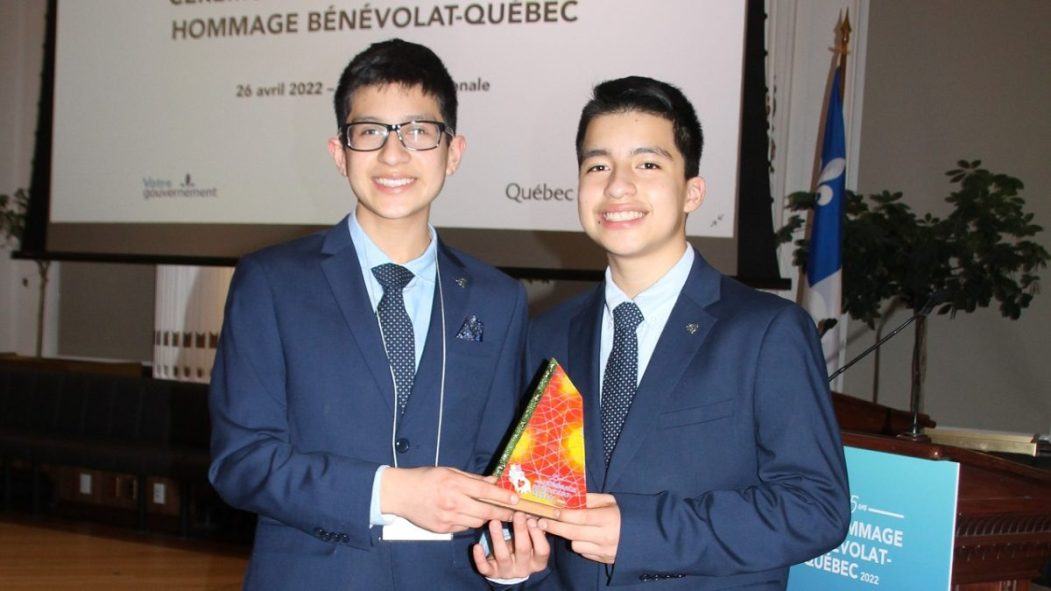 Mateo et Rafael Cardenas avec leur prix Hommage bénévolat Québec