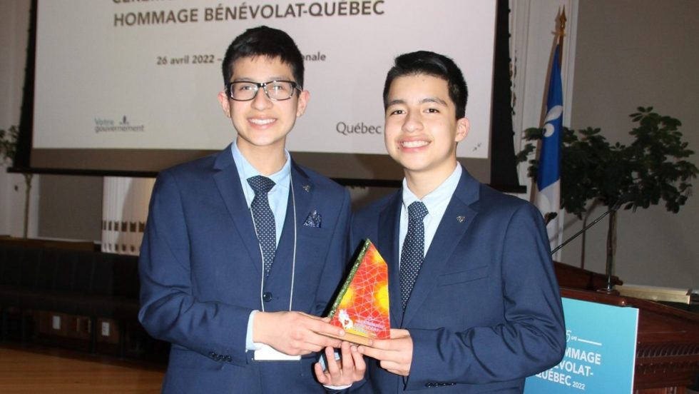 Mateo et Rafael Cardenas avec leur prix Hommage bénévolat Québec