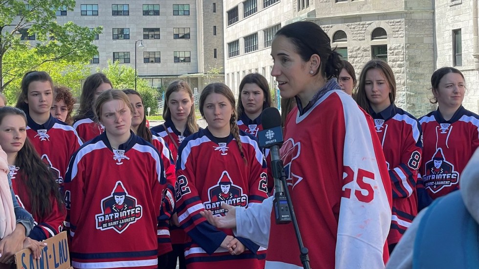 L'ancienne joueuse des Patriotes Caroline Ouellette en compagnie des joueuses ayant joué pour l'équipe de hockey féminin l'an dernier.
