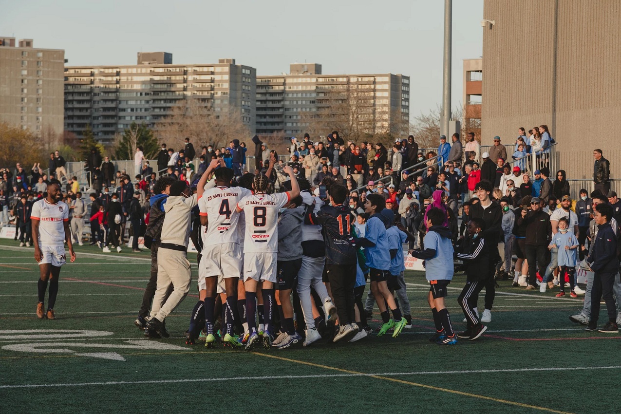 Le CS Saint-Laurent célèbre avec ses partisans lors de sa victoire