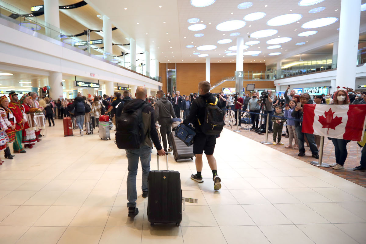 328 ressortissants ukrainiens ont été accueillis à bras ouverts à l’aéroport de Winnipeg lundi.