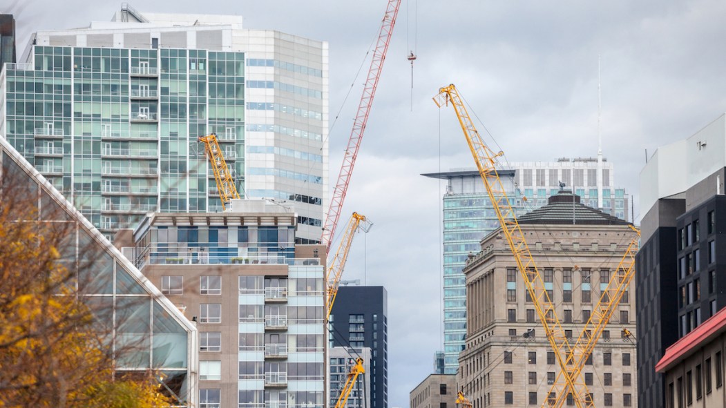 Grues et dispositif de construction sur un site de construction d’un gratte-ciel au centre-ville de Montréal