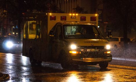 Une ambulance qui file à toute allure de nuit.