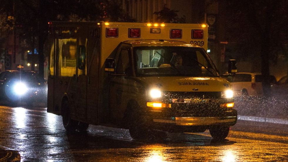 Une ambulance qui file à toute allure de nuit.