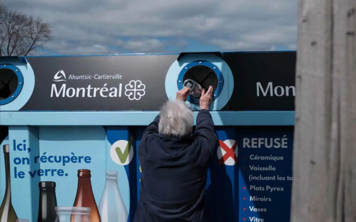 Deux conteneurs de dépôt volontaire du verre