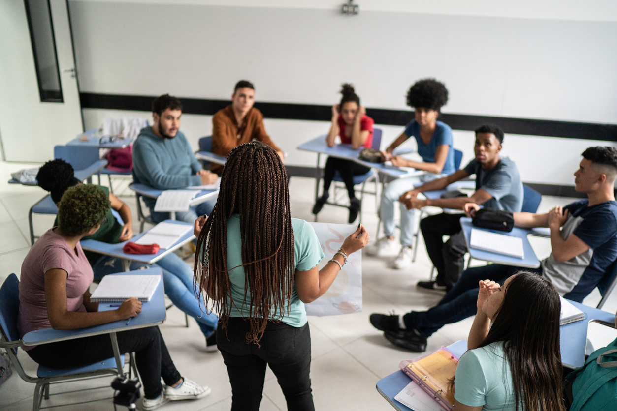 Des étudiants dans une salle de classe.