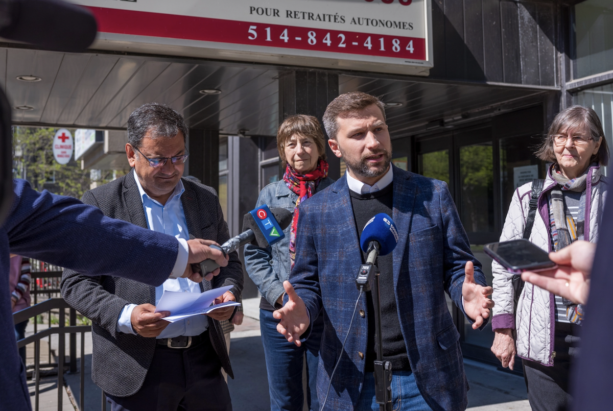 Le porte-parole de Québec Solidaire, Gabriel Nadeau-Dubois devant la résidence pour personnes âgées Mont-Carmel.